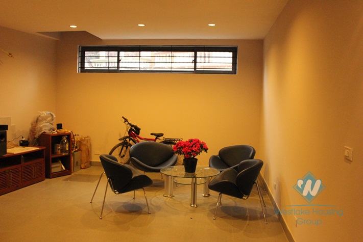 Office available for rent in Au Co street, Tay Ho, Hanoi